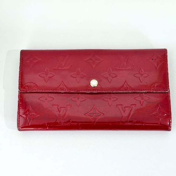 Authentic Louis Vuitton Sarah Wallet Vernis Red Pomme d’Amour - Picture 2 of 12